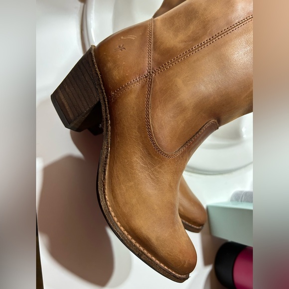 Brand new Frye boots size 8 - Picture 5 of 7